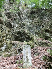 「徳廣稲荷」と刻まれた石碑