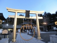 金色の茅の輪