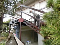 旧津倉家住宅倉庫手すりの仕上げ塗り
