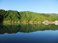 船明ダム湖に映る対岸の紅葉