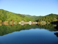 船明ダム湖に映る対岸の紅葉