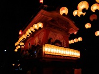 我が家の前を行く、祭り屋台の提灯明かり