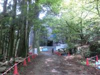 工事中の随身門