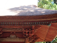 随身門の杮葺きの屋根