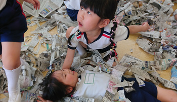 つき組　新聞ひらひら！
