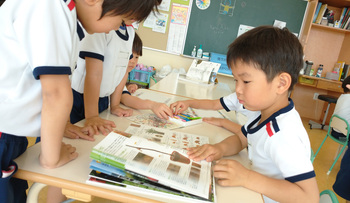 つき組　新聞ひらひら！