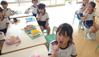 つき組　新聞ひらひら！