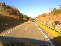 【今月のヒヤリハット動画】 高速道路上にポコポコと落下物が・・・。