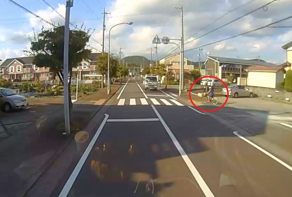 【今月のヒヤリハット動画】横断歩道以外での自転車飛び出し（平成30年11月エコ安全ミーティング）