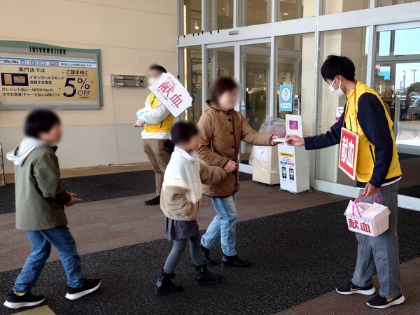 献血呼びかけ活動を行いました。～静岡県トラック協会西部支部青年部・女性部～