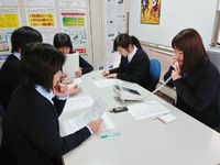 「はい、ありがとうございます！アトランスの〇〇です！」新入女子社員 ただいま研修中！