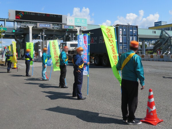 東名高速 浜松ICで安全運転呼びかけ 春の全国交通安全運動2025