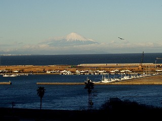 富士山も雪化粧