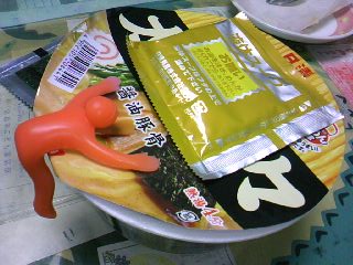 カップ麺と・・・闘う奴