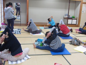 産後ヨガ講座☆ベビーとママで入野協働センター