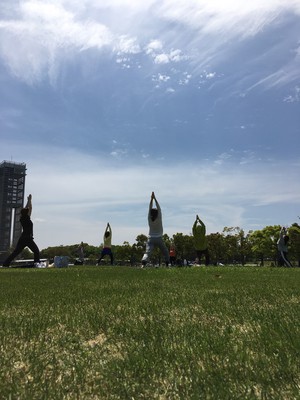 青空の下！ネイチャーヨガ