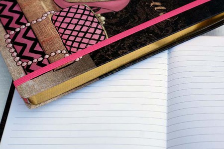 ハイヒール柄のコスメボックスとノートはピンクがポイントカラー　