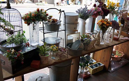 ウィンドウディスプレイはガーデニング雑貨、花瓶、造花で春のイメージ l シエルの奮闘記