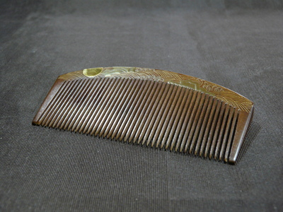 金蒔絵の櫛（イスノキ）