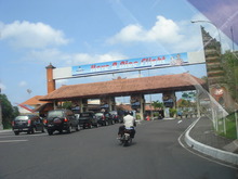 ＮＧＵＲＡＨ　ＲＡＩ国際空港
