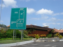 ＮＧＵＲＡＨ　ＲＡＩ国際空港