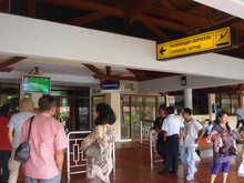 ＮＧＵＲＡＨ　ＲＡＩ国際空港