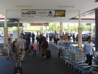 ＮＧＵＲＡＨ　ＲＡＩ国際空港