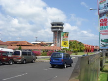 ＮＧＵＲＡＨ　ＲＡＩ国際空港