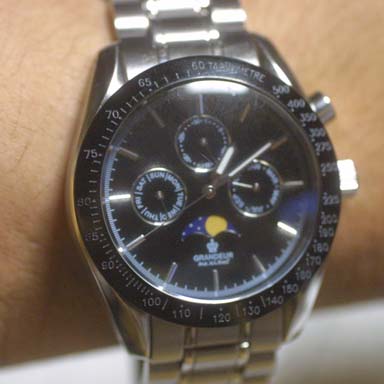 GRANDEURのデイデイトとムーンフェイズ付き腕時計OSC043W2
