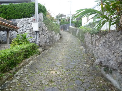 石畳道を上って首里駅へ 55