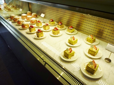 広々としたベーカリーカフェ