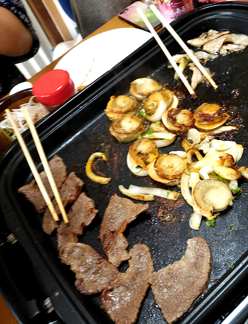 お肉もホタテも食べるよ。