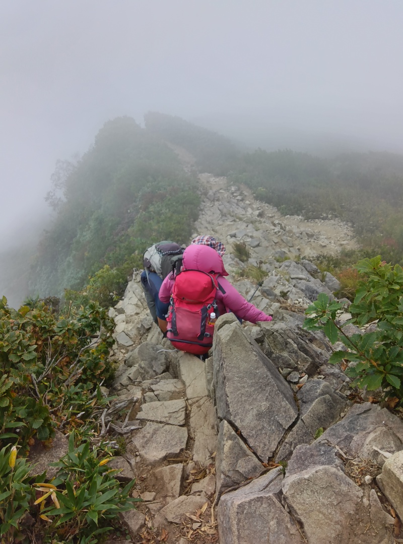 霧の雨飾山