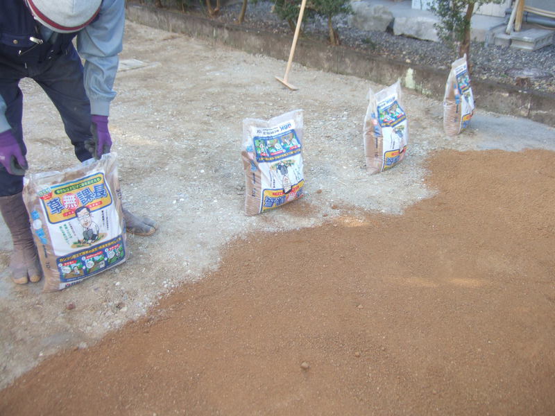 浜松市北区s様庭に敷き均すだけで草を抑える土を入れました L 袋井市の芝生販売 芝生の手入れ専門 ふーまの店