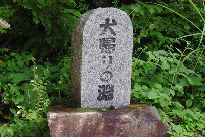 エメラルドグリーン