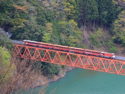 絶景『湖上駅』と電車