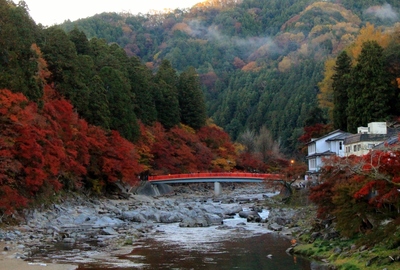 真っ赤に燃える香嵐渓