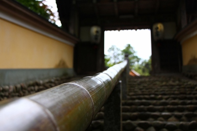 油山寺の境内