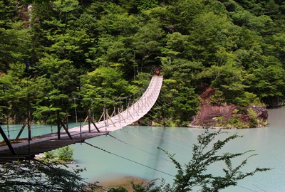 エメラルドグリーンの吊橋