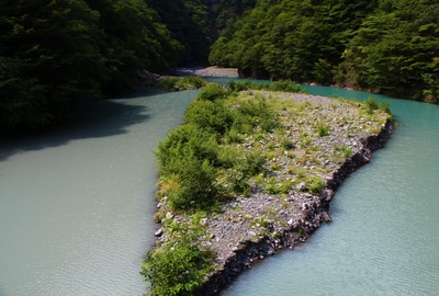 エメラルドグリーンの吊橋