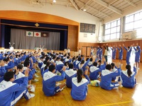 入野中学校・・・ふれあい体験（写真）