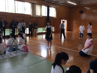 南陽中学校・・・ふれあい体験（写真）
