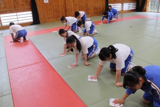 南陽中学校・・・ふれあい体験（写真）