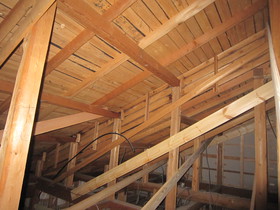 小屋裏から光が