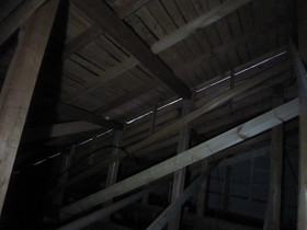 小屋裏から光が
