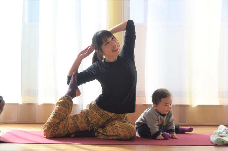 【子育てママ必見】子連れヨガ＆ベビーマッサージサロン「さくらんぼ」のヨガ教室を体験！ママさん同士が交流できる教室です