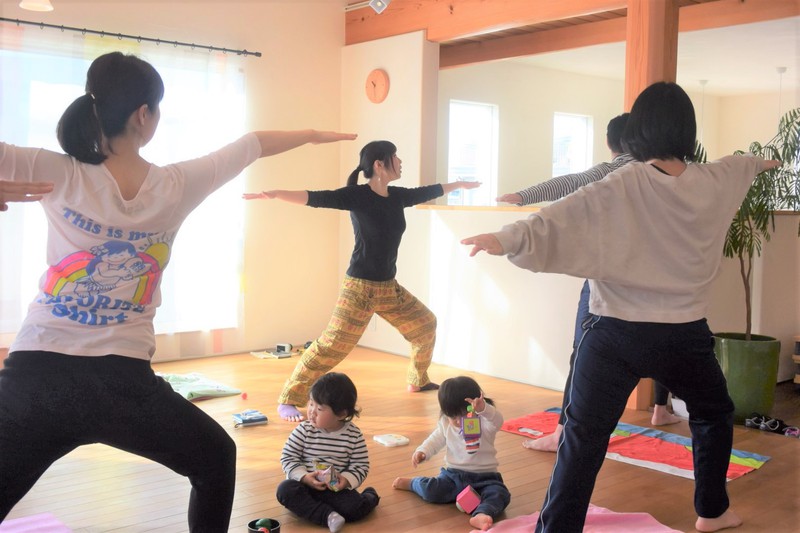 【子育てママ必見】子連れヨガ＆ベビーマッサージサロン「さくらんぼ」のヨガ教室を体験！ママさん同士が交流できる教室です