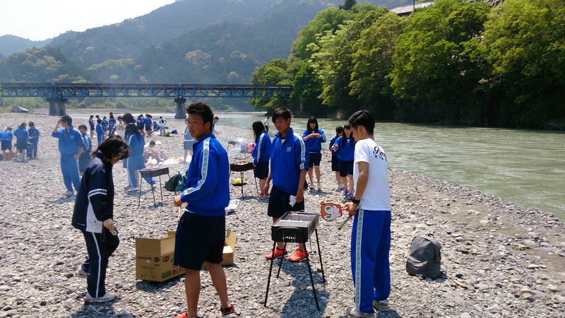 遠足の高校生のみなさん