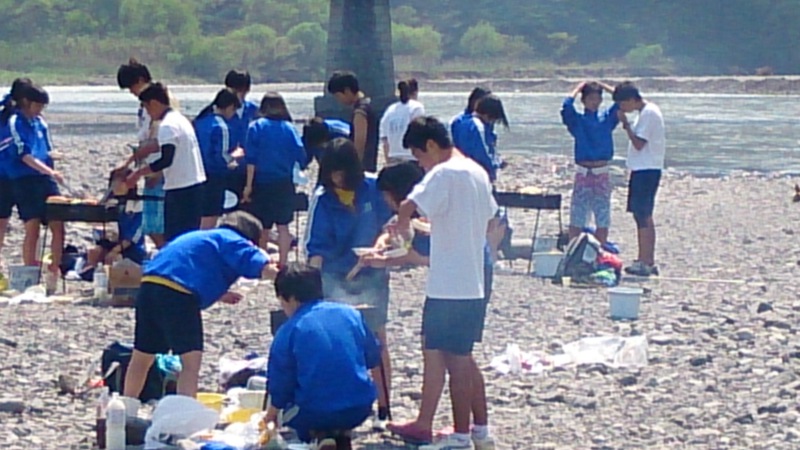 遠足の高校生のみなさん