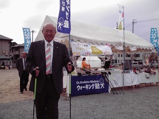 第1回湖西市軽トラ市でノルディックウォーク体験会